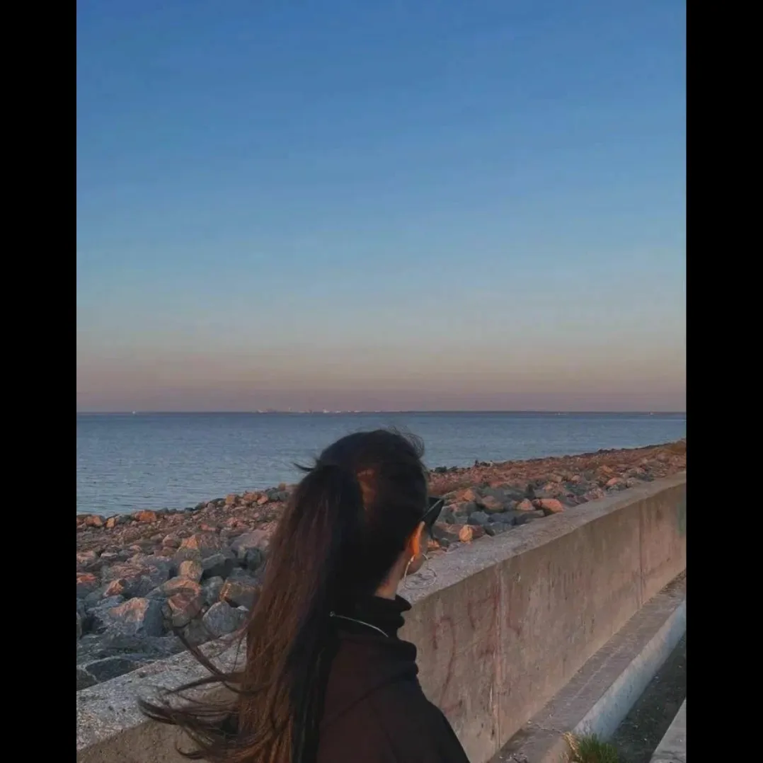 دلم از همه پُرع ، ولی با کسی حرفی ندارم💔🥀