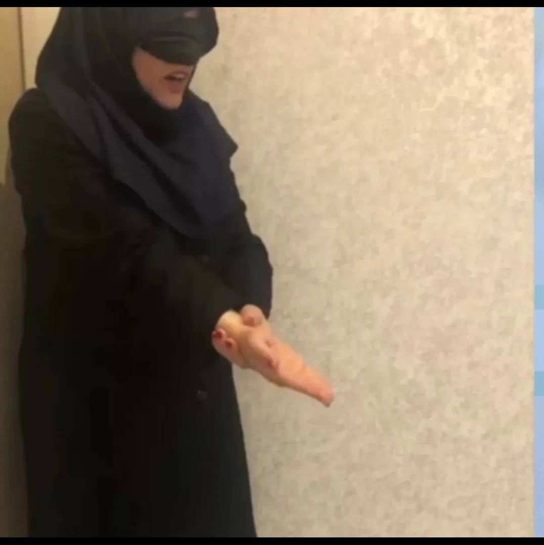 تنبیه کف دست منشی خطا کار