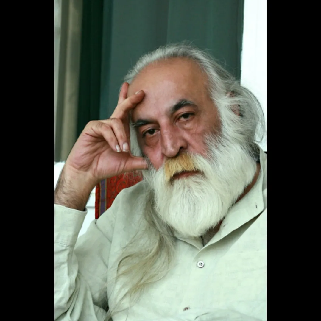 استاد محمد رضا لطفی <br />
ایشان یکی از بزرگترین اساتید تار و سه تار در ایران بودند<br />
روحشان شاد و یادشان گرامی