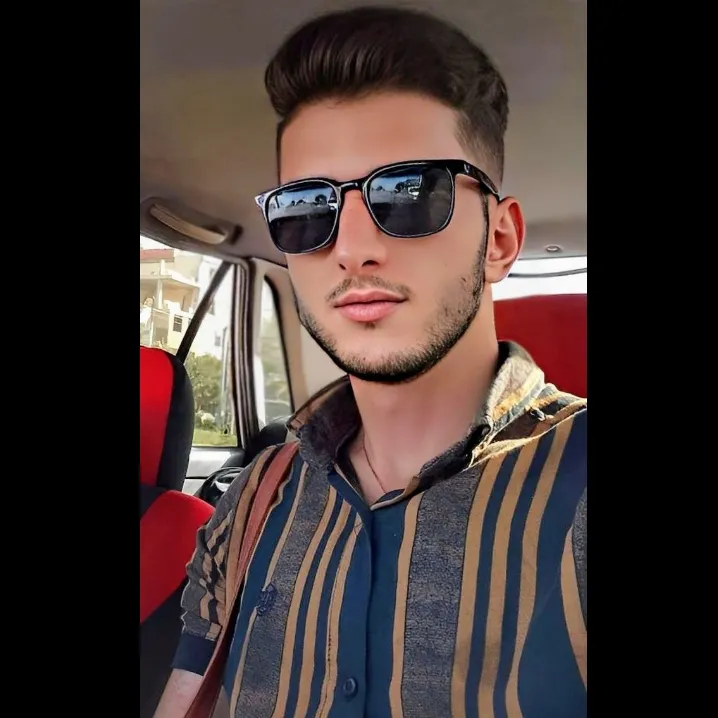 تو مرا آزردی…<br />
که خودم کوچ کنم از شهرت،<br />
تو خیالت راحت!<br />
میروم از قلبت،<br />
میشوم دورترین خاطره در شبهایت<br />
تو به من میخندی!<br />
و به خود میگویی: باز می آید و میسوزد از این عشق ولی<br />
بر نمی گردم، نه!<br />
میروم آنجا که دلی بهر دلی تب دارد…<br />
عشق زیباست و حرمت دارد