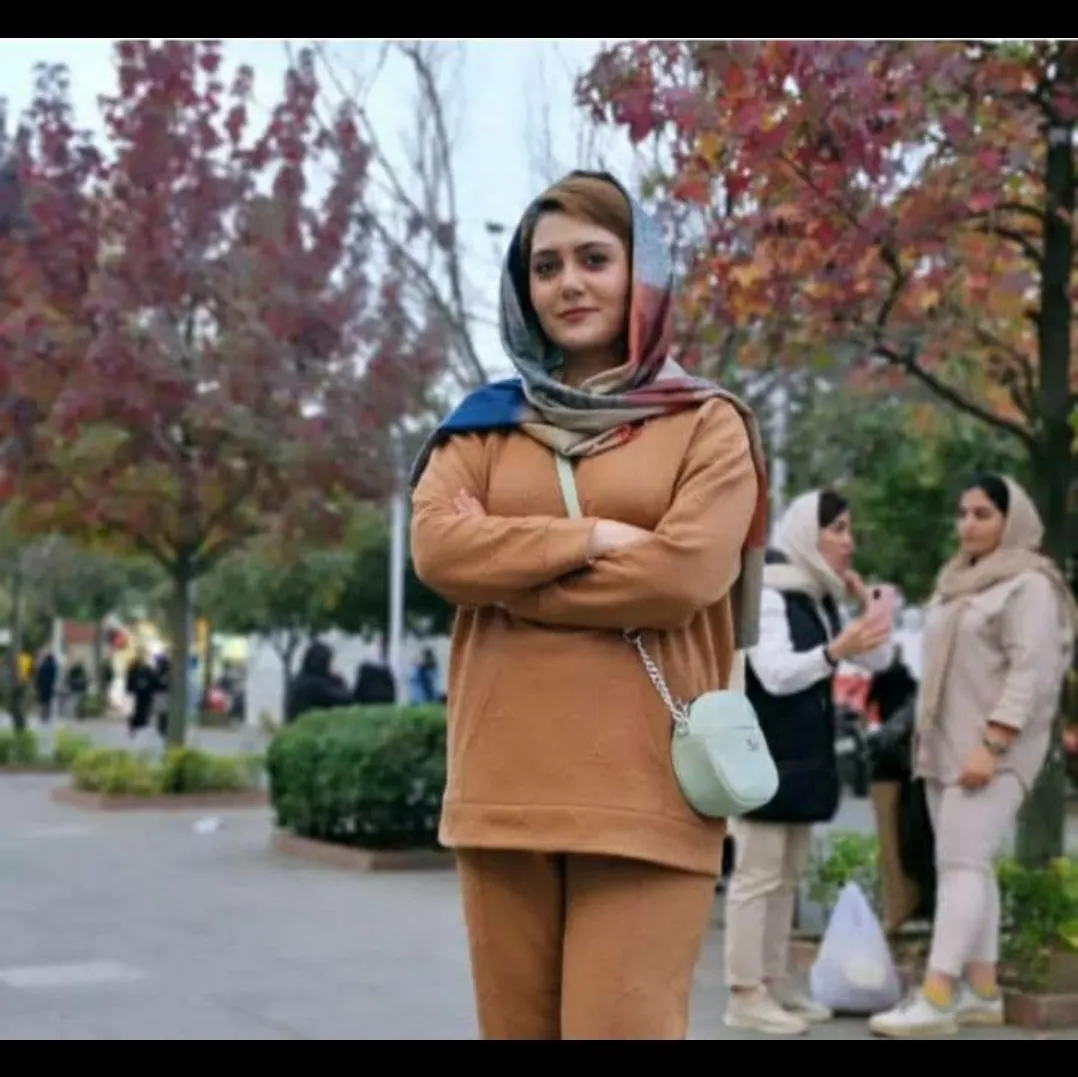 سوگند هستم<br />
اهل رشت <br />
۲۵ ساله <br />
مجرد