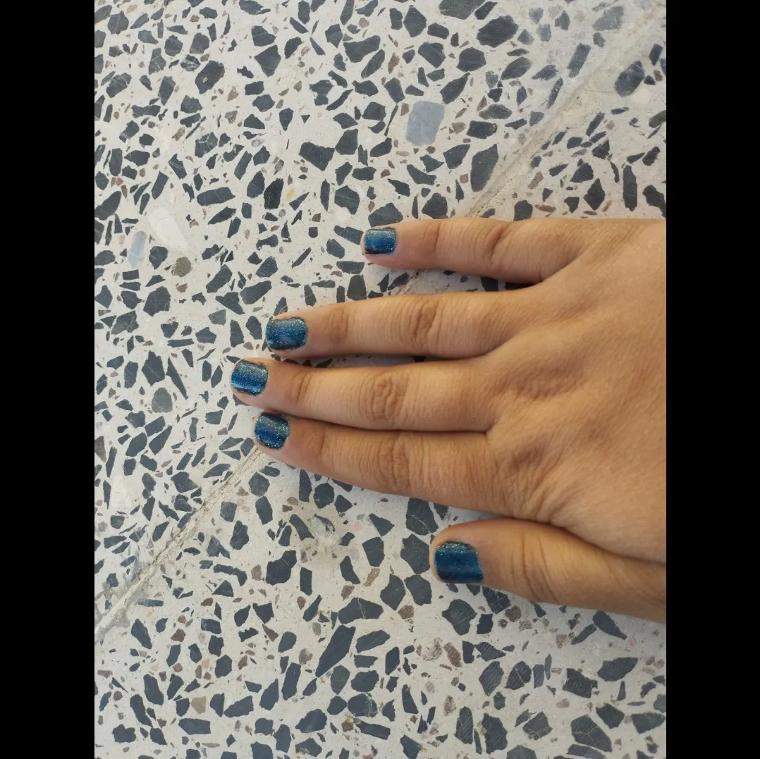 سلام به دختر های گلم چند مدل لاک روی ناخن میزارم اگه دوست داشتید بیاید پیوی🥰🥰