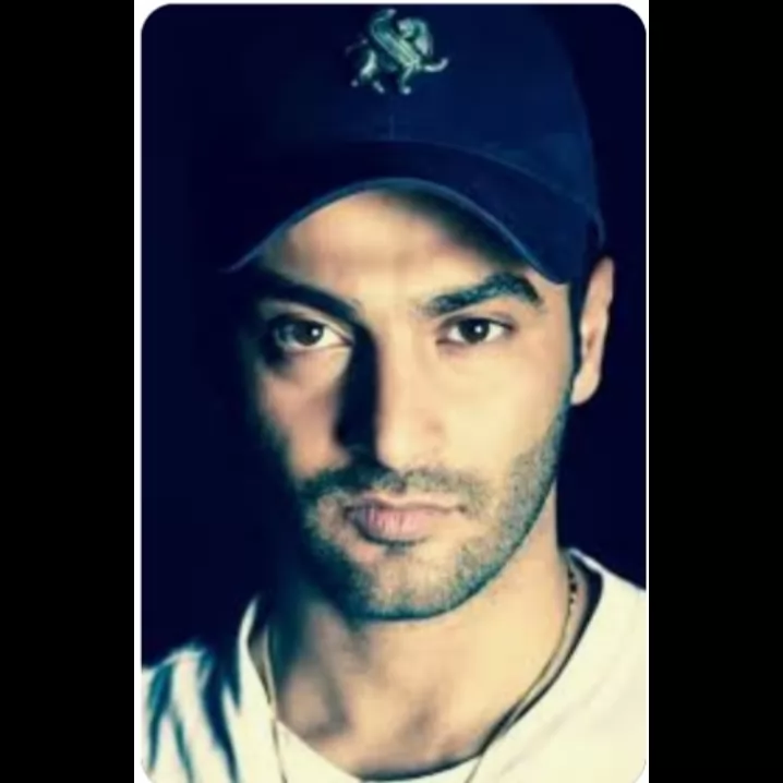 این ع*** جونیاش درست <br />
ولی چه بزرگ تر چه کوچک تر باز آهنگاش آهنگ.♦️♥️♠️🎤🎧🎹