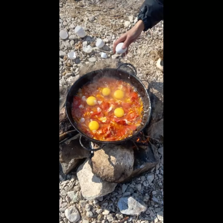 بربچ جاتون خالی با داداشا رفتیم کوه تو دامنه هاش یه املت آتیشی زدیم .<br />
کلا هرچی بل آتیش درست بشه خیلی باهال می شه