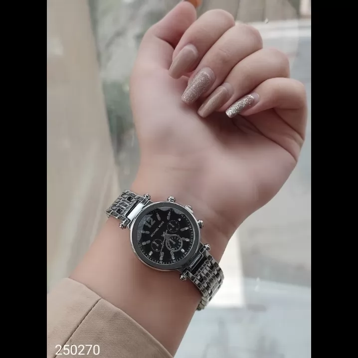 ساعت زنانه میشل کورس MICHAEL KORS<br />
موتور با کیفیت <br />
طرح سه موتوره <br />
قاب و بند استیل<br />
کیفیت بسیار خوب<br />
اعداد خطی و یونانی <br />
همراه با جعبه کادویی <br />
قیمت تک فروشی ۵۵۰ هزار تومان<br />
