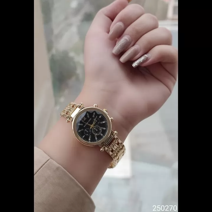 ساعت زنانه میشل کورس MICHAEL KORS<br />
موتور با کیفیت <br />
طرح سه موتوره <br />
قاب و بند استیل<br />
کیفیت بسیار خوب<br />
اعداد خطی و یونانی <br />
همراه با جعبه کادویی <br />
قیمت تک فروشی ۵۵۰