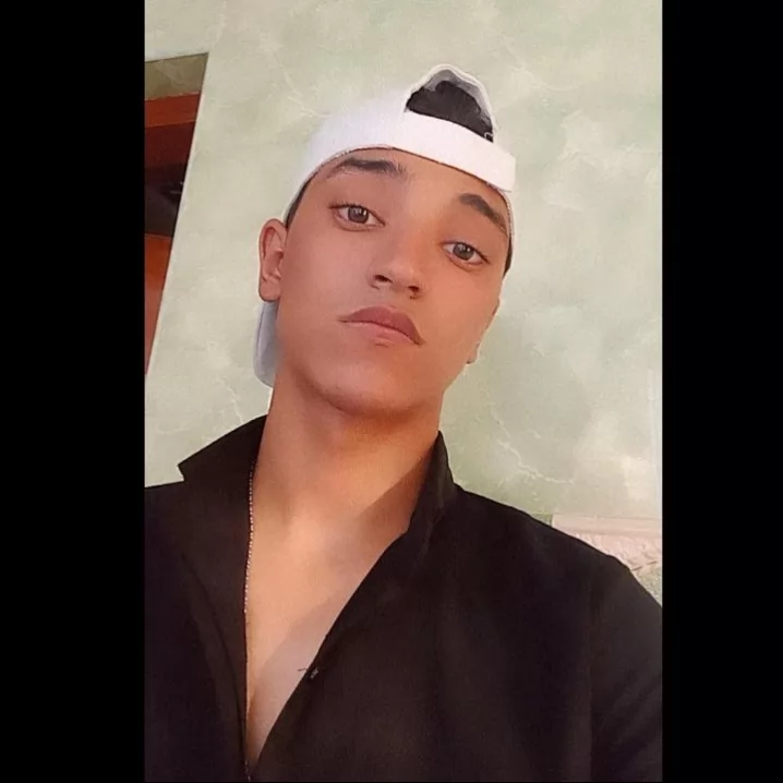 با سیگارم سوزوندم نوک این زبونمو که به هیچکی نگم دوووووووووووصت دارم! :)<br />
 🎧🖤Amir tataloo🌱🤍