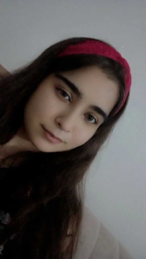 دخترک چشم رنگی