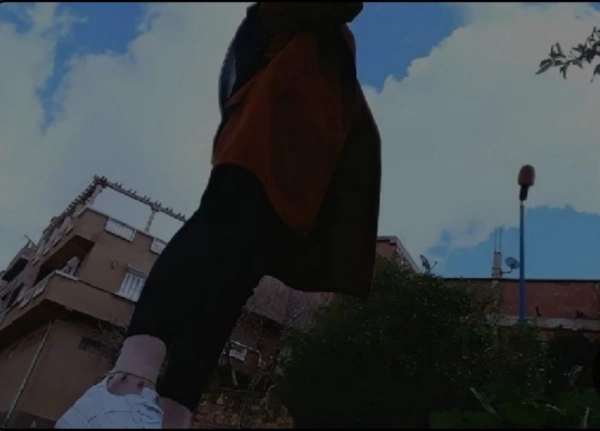 دخترک تنها