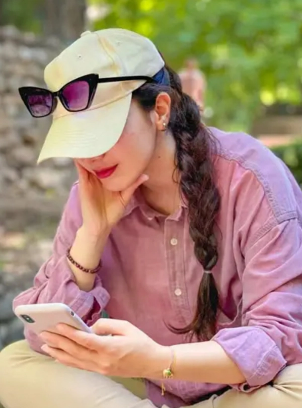 دخترک تنها