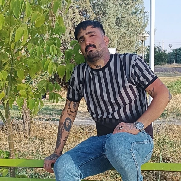 امین.